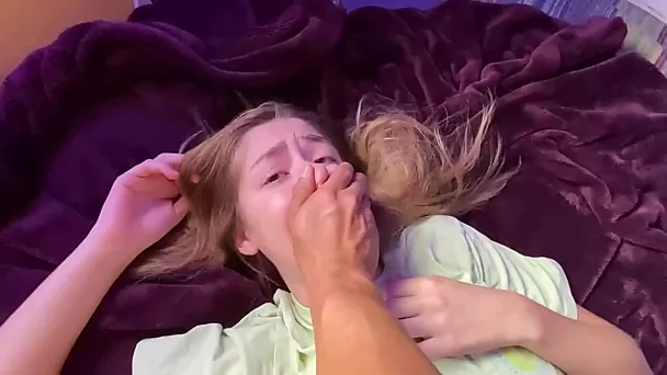 Un mec étouffe sa fille aux gros seins et baise sa chatte humide dans une scène de pov chaude