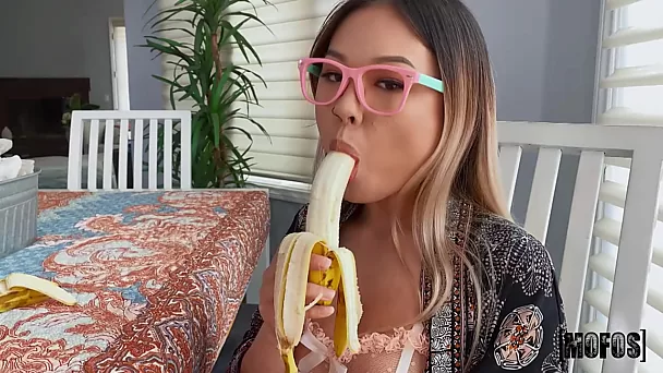 Asiatische Süße isst Banane, lutscht Schwanz und bekommt nach schnellem Sex eine Gesichtsbehandlung
