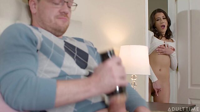 Una morena delgada sorprende a su marido masturbándose con un juguete y decide ayudarlo.