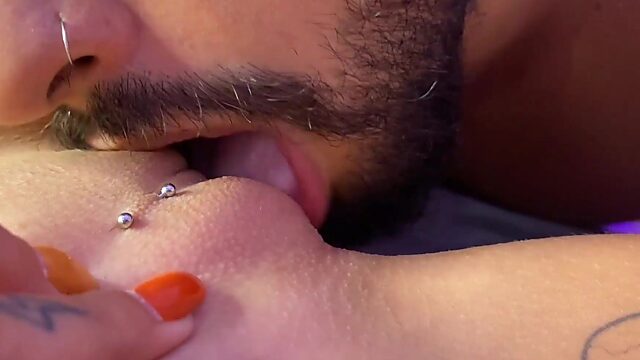 ¡Vista en primera persona lamiendo, tocando y eyaculando en el coño!