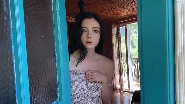 Sexo anal profundo para una linda morena rusa en forma en una habitación de hotel