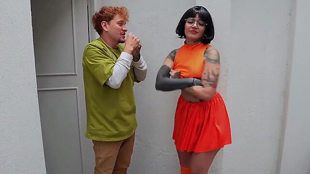 Una latina de cosplay salvaje se entrega por completo en público con sexo oral intenso y un final descuidado.