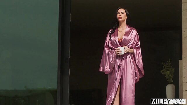 Heiße, niveauvolle Brünette mit großen Brüsten wird von einem gut bestückten Mann mit großem Schwanz durchgenommen.