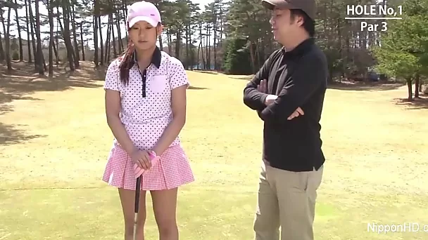 Japanische Lady ist während eines Golfspiels versehentlich auf einem Schwanz gelandet