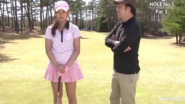 Японка случайно приземлилась на член во время игры в гольф