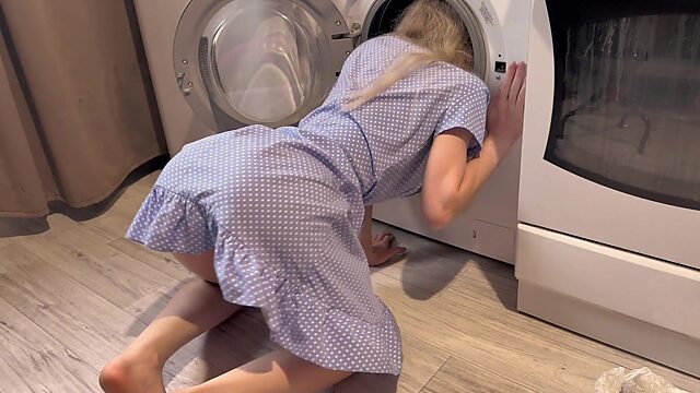 ¡Mi hermanastra tonta se quedó atascada otra vez y la ayudé de la manera difícil!