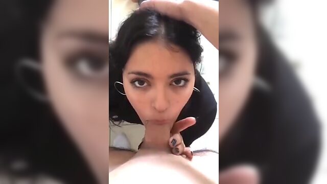 Meine heiße Latina-Stiefcousine dreht durch, wenn sie meinen Schwanz sieht und liebt es, im Doggystyle gefickt zu werden.