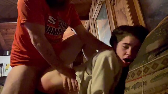 Él está tomando control total de mí y golpeando mi coño muy fuerte.