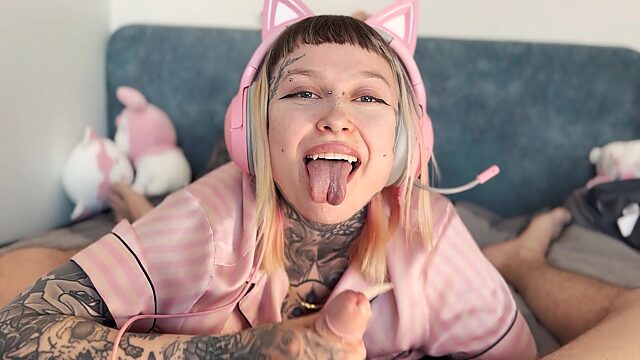 Masturbación rápida de mi compañera de piso, una chica gamer alemana, caliente y completamente tatuada