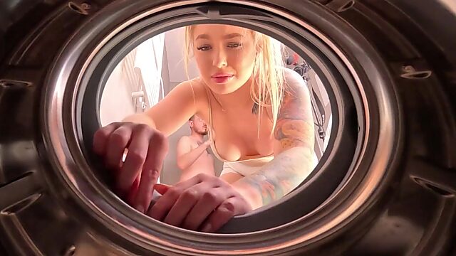 ¿Cómo puedes quedarte atrapada en la lavadora, hermanastra? Eres muy tonta.