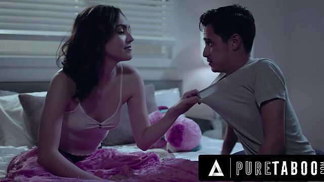 Sinnlicher Sex im Bett nachts mit meiner dünnen Stiefschwester Freya Parker