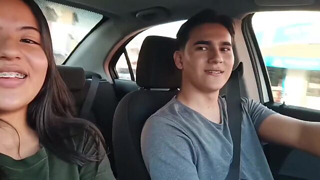 Mi novia latina con grandes tetas se pone cachonda de camino a casa y comienza un sexo apasionado tan pronto como llegamos.