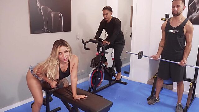 She fucks her gymbros in her head to beat her horny state of mind