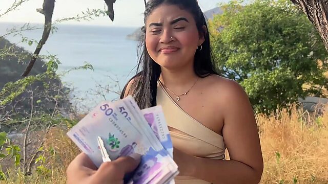 Latina-Mädchen willigt ein, für Geld mit einem Fremden zu schlafen (POV)