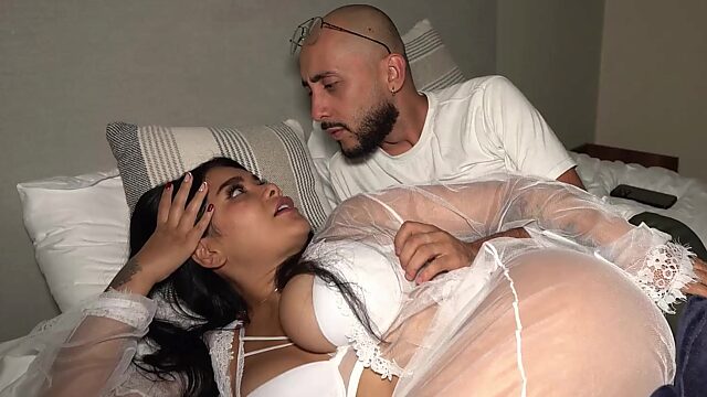 Eine kurvige Latina schlich sich in ihr Bett, um seinen großen Schwanz zu genießen, während seine Frau ein Nickerchen machte.