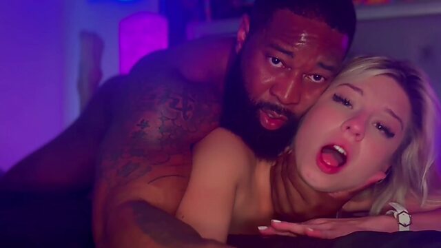 Una zorra rubia caliente, hambrienta de una buena follada, le pide a su amiga de la BBC que le destruya el coño a lo perrito