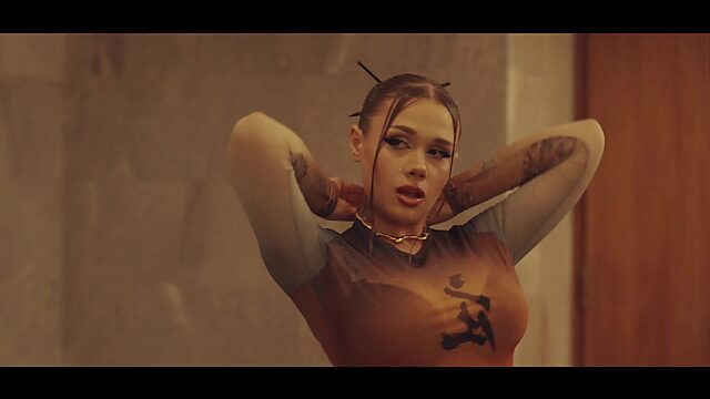 Porno de terror: una chica sexy conoce a un desconocido encapuchado en su habitación. Le hace una mamada y se la follan a cuatro patas.