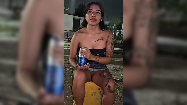 Eine kurvige, vollbusige Latina reitet den Schwanz ihres Nachbarn mit beiden Öffnungen und lässt sich beide Öffnungen vollspritzen.