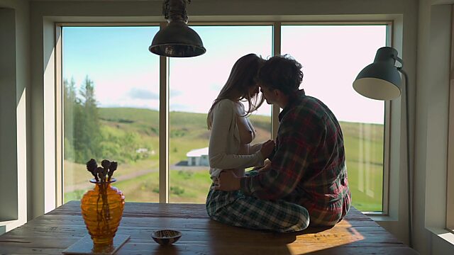 Los juegos previos apasionados conducen al sexo sensual, cuando una chica delgada y tetona deja que su novio la folle sobre la mesa.