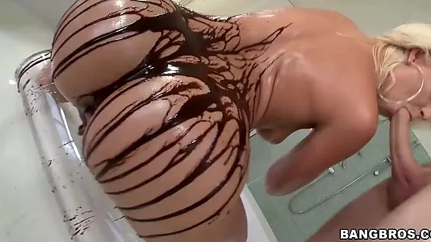 PAWG babe covers herself with chocolate