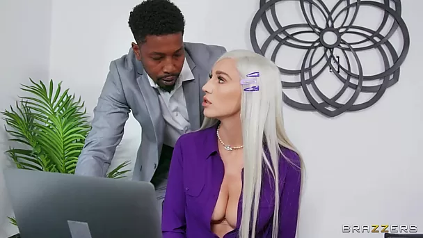 La blonde aux gros seins Kendra Sunderland mérite une grosse bite noire pour son trou - brazzers