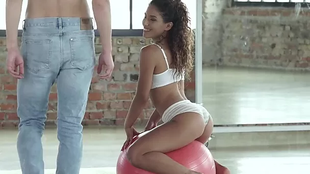 Curly Latina profite d'un entraînement anal intense avec son compagnon