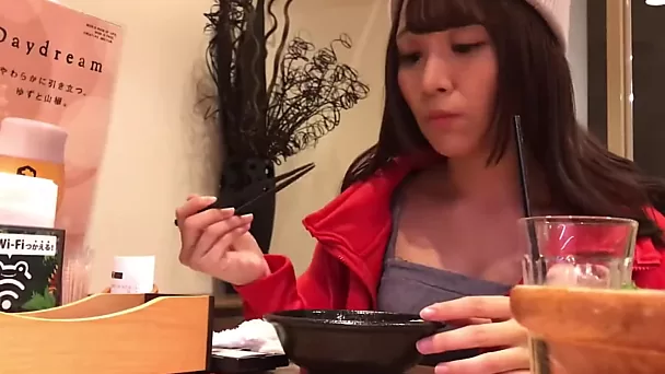 Chica asiática chupa la polla y folla después de una cita rápida