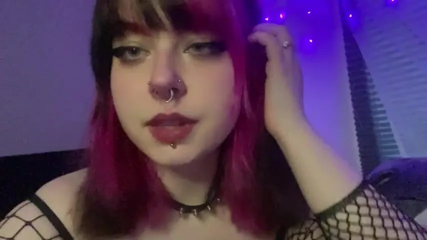 Just a gothslut showing off her body