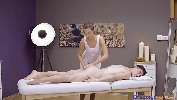 Katy rose donne un massage pas comme les autres