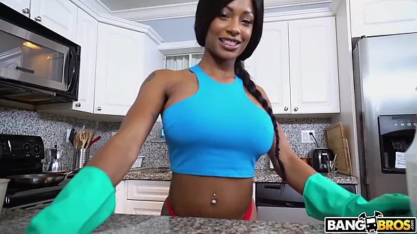 Грудастая чернокожая уборщица Сарай Минкс получает крушение от чудовищного молотка на кухне в видео от первого лица