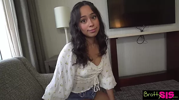 Молодая латиноамериканская сводная сестренка решает попробовать молоток мясистого братца, видео от первого лица