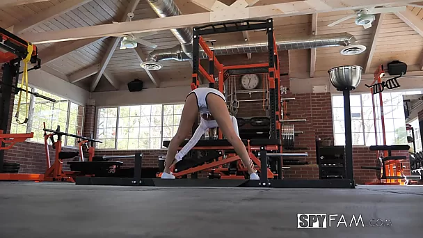 La séance d'entraînement au gymnase s'est transformée en baise torride