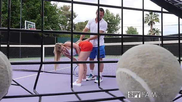 Entrenador de tenis jodido adolescente seductora en una cancha