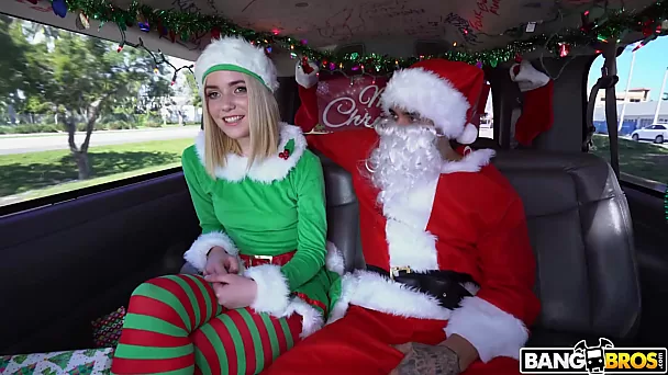 Um estrondo de Natal na buceta entre o Papai Noel e seu fiel ajudante Elf Maddie Winters