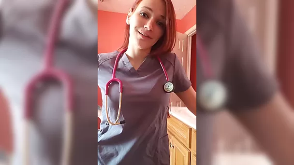 Infirmière sexy avec de gros seins naturels montre son corps et son jouet sur la caméra