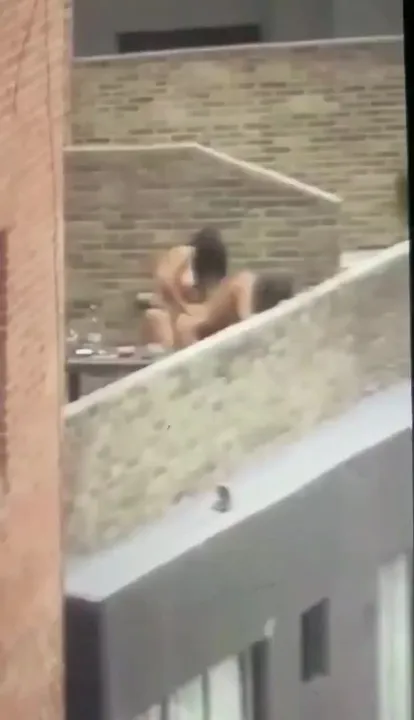 Des filles s'amusent sur un balcon