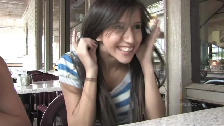 Sehr süßes Mädchen, das ihre schönen Titten in einem Restaurant entblößt