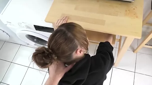 Vecina traviesa la seduce para follársela en la cocina