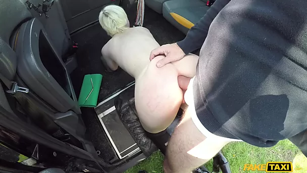 Rubia pálida usada como muñeca sexual en una follada rápida en un auto