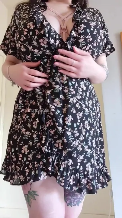 Est-ce que tu me baiserais au premier rendez-vous si je portais ça sous ma robe ?