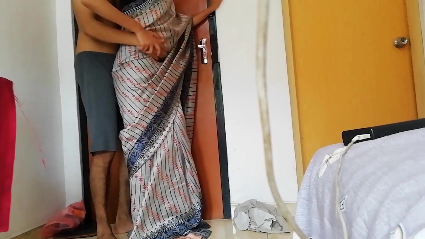 Indische Ehefrau zeigt ihre rasierte Vagina und wird im Doggy gefickt Bild Foto
