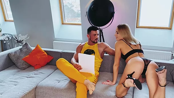 Babe ucraniana com corpo em forma fode duro em vídeo amador