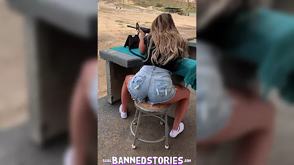 Une blonde aux gros seins se fait baiser en extérieur après un stand de tir