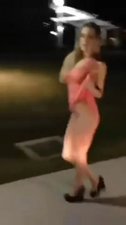 Betrunkene Blondine nachts auf der Straße
