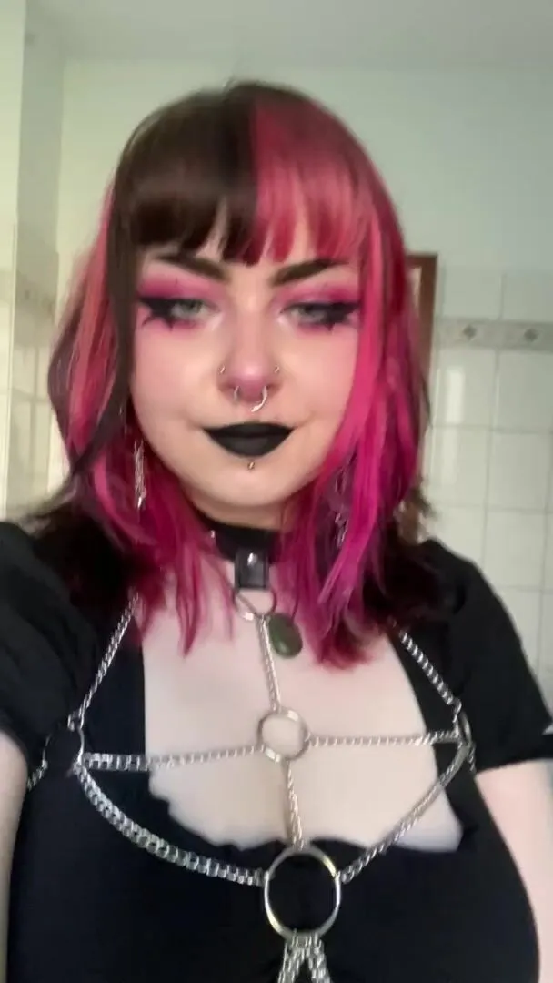 Let me be your slutty goth gf ;3