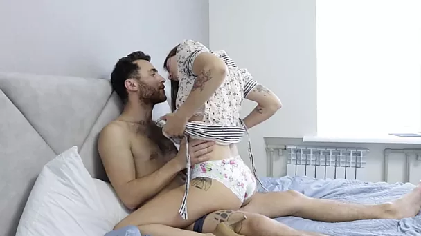 Une ado russe avec des sous-vêtements sexy se prend une bite par derrière et baise avec son petit ami