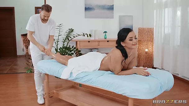 Une MILF chaude baise avec un masseur en anal