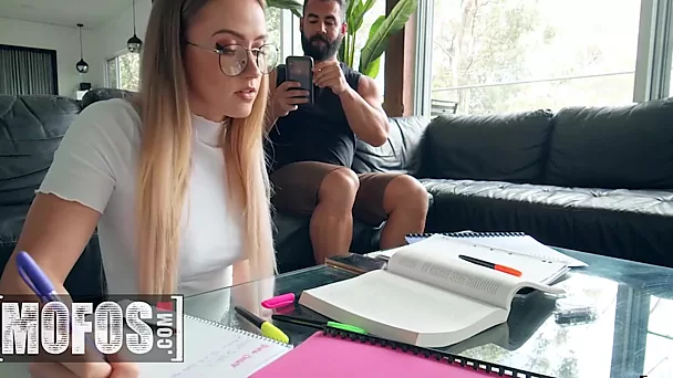 Estudante sexy combina lição de casa com foda anal