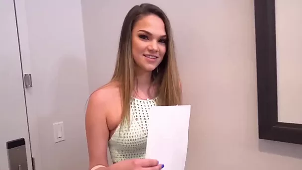 El primer casting terminó con un creampie masivo en el coño afeitado