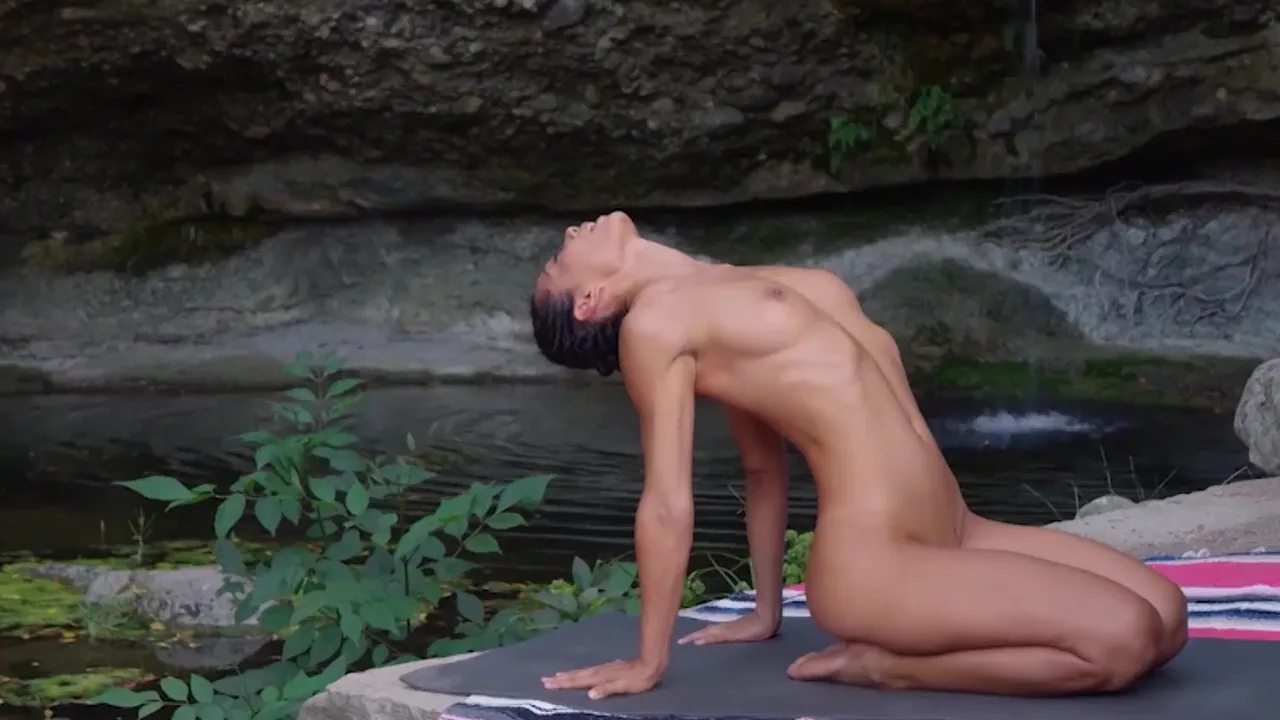 Nackte Milf zeigt ihren schlanken Körper und genießt Outdoor-Yoga-Session Bild